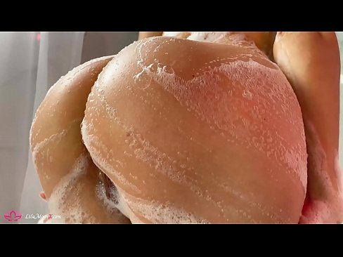 ❤️ Brunetka masturbuje kundičku s vibrátorom až do intenzívneho orgazmu v sprche ❤ Domáce porno na sk.xxxomg.ru ❌